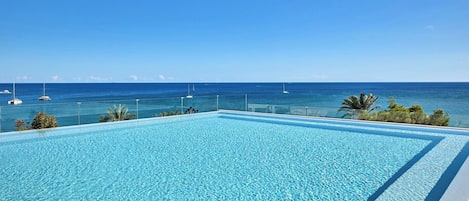 Piscine extérieure (ouverte en saison), cabanons gratuits