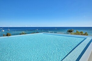 Una piscina al aire libre de temporada, camas de piscina gratis