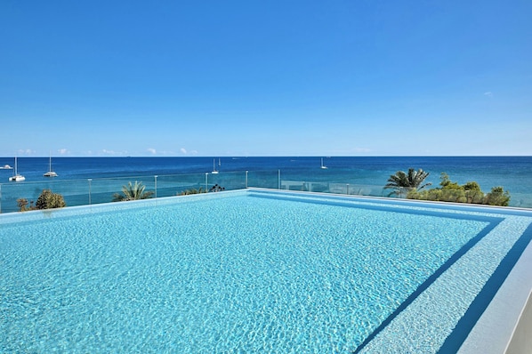 Seasonal outdoor pool, free cabanas, sun loungers