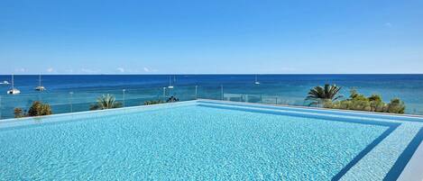 시즌별로 운영되는 야외 수영장, 무료 카바나, 일광욕 의자