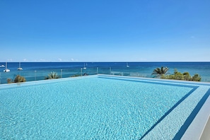 Seasonal outdoor pool, free cabanas, sun loungers
