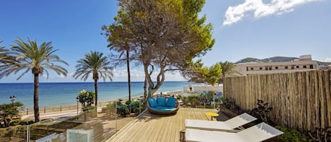 Premier Suite, 1 King Bed, Terrace, Corner (Corner) | Hypo-allergenic bedding, pillowtop beds, minibar, in-room safe