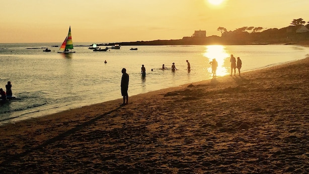 A beach scene with a sailboat, people swimming, and a sunset. - House of subdivision, Le Croisic  (Le Croisic)