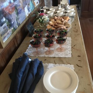 Free continental breakfast on weekdays  - Harwelden Mansion (Tulsa)
