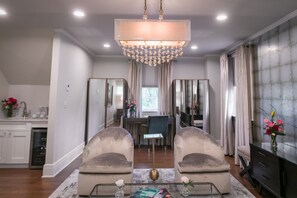 Egyptian cotton sheets, premium bedding, down duvets, pillow-top beds - Harwelden Mansion (Tulsa)