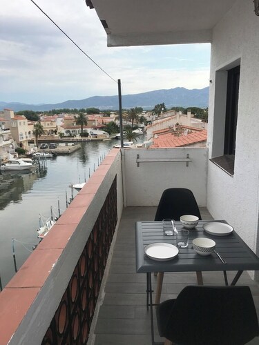 Apartment very well located On mountain view canal with mooring 