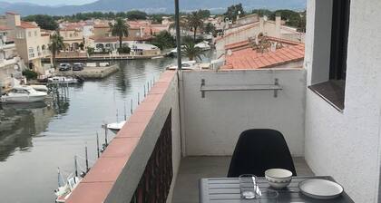 Apartment very well located On mountain view canal with mooring