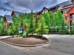 Property grounds - 3 Bedroom Mountain View Condo in River Run Village Just 75 Yards from the Summit Express Gondola (Keystone)