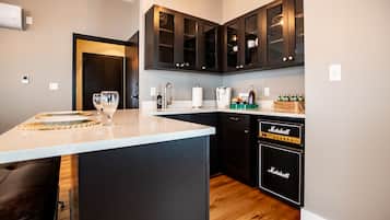 Suite luxueuse, 1 très grand lit, vue sur la ville | Cuisine privée | Réfrigérateur, cafetière-théière, vaisselle et ustensiles