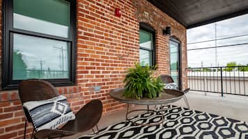 Suite luxueuse, 1 très grand lit, vue sur la ville | Balcon