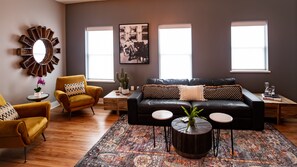 Luksussuite, 1 kingsize-seng, byutsikt | Oppholdsrom