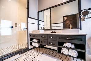 Luxurious Urban Suite 1 | Bathroom | Shower, designer toiletries, hair dryer, bathrobes - Duets Bed & Breakfast (Tulsa)