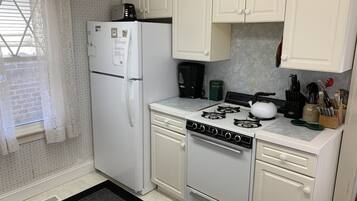 Rumah | Dapur pribadi | Kompor, mesin pencuci piring, dan peralatan masak/sendok-piring