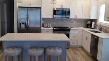 Rumah | Dapur pribadi | Lemari es, microwave, kompor, dan mesin pencuci piring