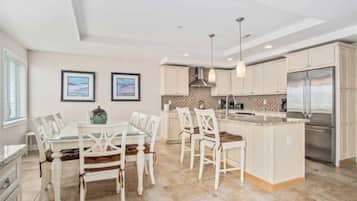House | Private kitchen | Dishwasher, cookware/dishes/utensils