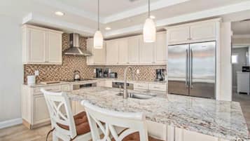 House | Private kitchen | Dishwasher, cookware/dishes/utensils