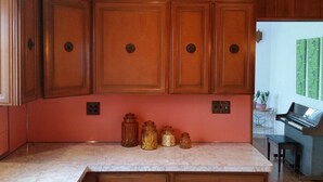 House | Private kitchen | Dishwasher, cookware/dishes/utensils - Wc302 East Miami Avenue, 1st Floor (Wildwood Crest)