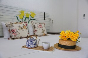 Standard Room | Premium bedding, individually decorated, individually furnished, desk - Alacati Albatross Hotel (Cesme)