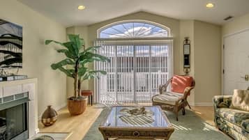 Rumah | Area keluarga | TV layar datar, perapian, dan pemutar DVD