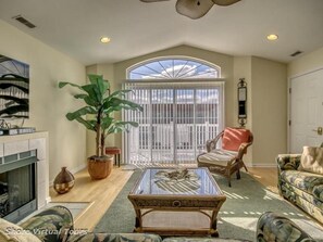 獨棟房屋 | 起居區 | 平面電視、壁爐、 DVD 播放機