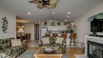 Rumah | Area keluarga | TV layar datar, perapian, dan pemutar DVD