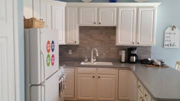 Dishwasher, cookware/dishes/utensils