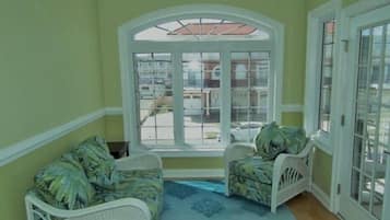 Rumah | Area keluarga | TV layar datar dan perapian