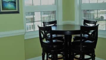 Rumah | Makan di kamar