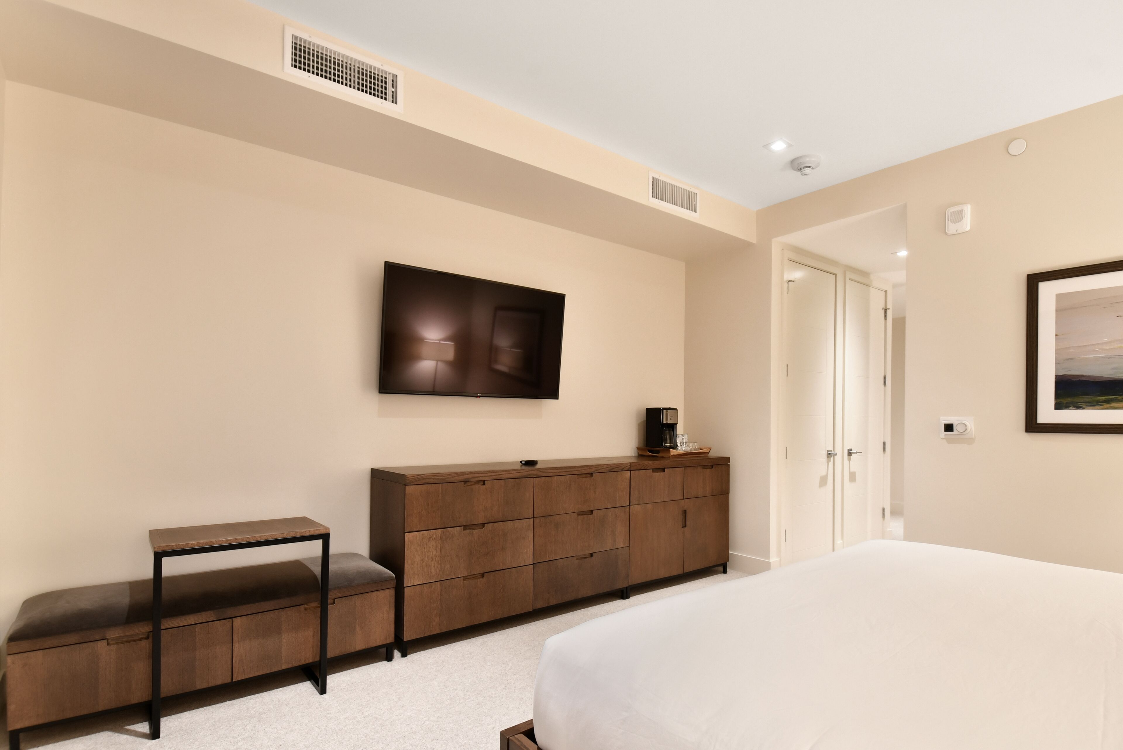 Huone | Ylelliset vuodevaatteet, silitysrauta/-lauta, ilmaiset vauvansängyt