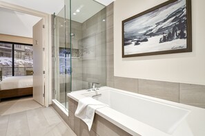 客房, 3 間臥室 (Residence) | 浴室 | 淋浴設備、免費盥洗用品、吹風機、毛巾