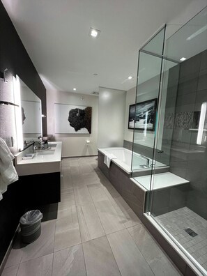 Suite, 4 Bedrooms (Lift) | Bathroom | Shower, free toiletries, hair dryer, towels