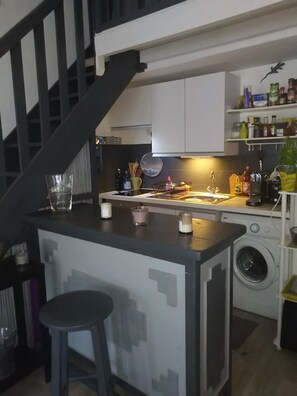 Kylskåp, mikrovågsugn, ugn och spishäll
