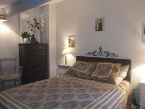 2 室のベッドルーム、アイロン / アイロン台、WiFi (無料)、ベッドシーツ