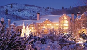 واجهة المنشأة - في المساء/الليل