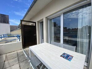 Outdoor dining - Cozy Apt with Terrace, 100m from St-Guirec Beach - Ploumanac'h (Perros-Guirec)
