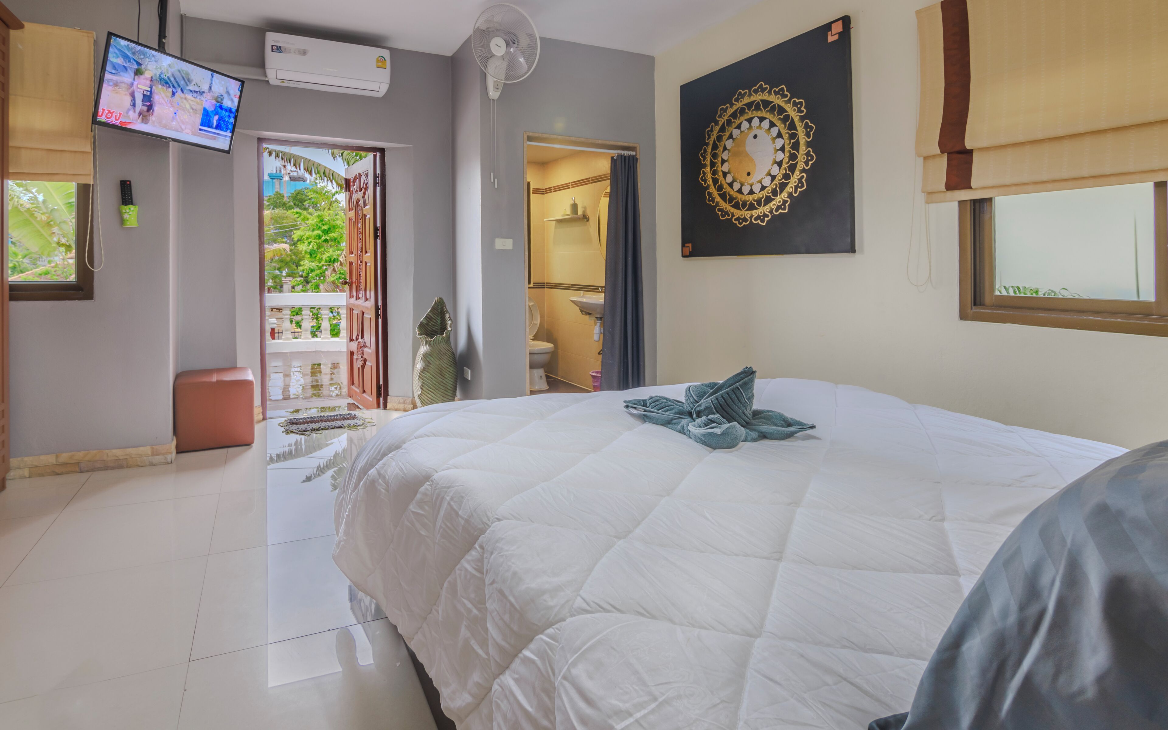 7 chambres, coffres-forts dans les chambres, bureau