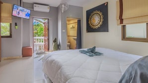 A hotel room with a large bed, a flat-screen TV, an air conditioner, a wall-mounted artwork, and a view of the outside balcony. - Villa 6 bedrooms near Walking Street & beach ★★★★★ (Pattaya)