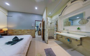 Ducha, secador de pelo, toallas, jabón