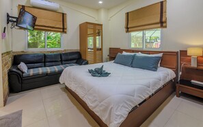 7 Schlafzimmer, Zimmersafe, Schreibtisch, Bügeleisen/Bügelbrett