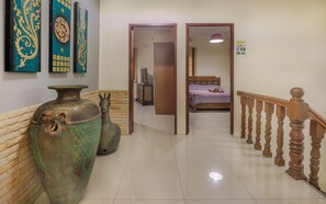 7 Schlafzimmer, Zimmersafe, Schreibtisch, Bügeleisen/Bügelbrett
