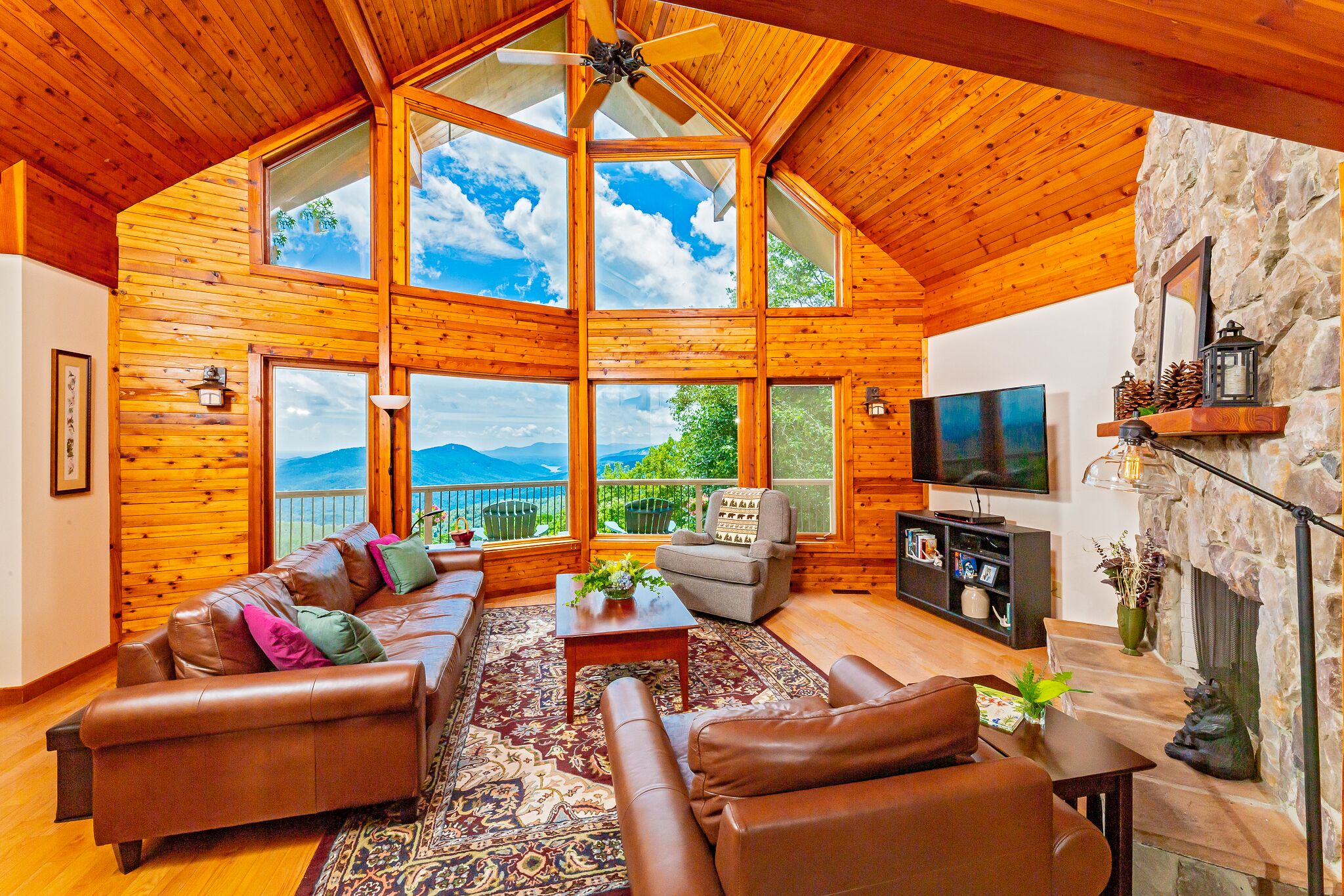 Flachbildfernseher, Kamin, DVD-Player, Bücher