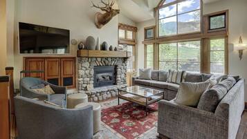 Townhouse, 3 soverom (Meadows) | Oppholdsområde | En 40-tommers Flatskjerm-TV med kabel-kanaler samt TV og peis