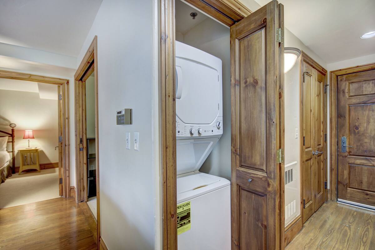 Condo, 1 Bedroom (Market Square, Plus Den) | Dobi