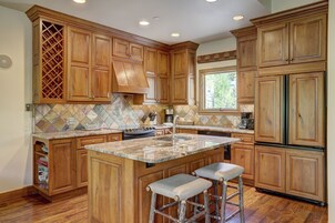 Townhome, 3 Bedrooms (Meadows) | Private kitchen | Full-size fridge, microwave, oven, stovetop