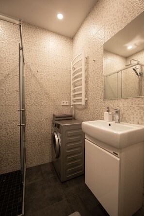 Căn hộ tiện nghi đơn giản | Phòng tắm | Buồng tắm vòi sen, vòi sen thủy lực, đồ dùng nhà tắm miễn phí 