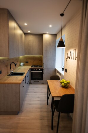 Căn hộ tiện nghi đơn giản | Bếp riêng | Tủ lạnh, lò vi sóng, lò nướng, bếp nấu 