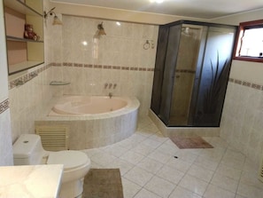Deluxe Room | Bathroom