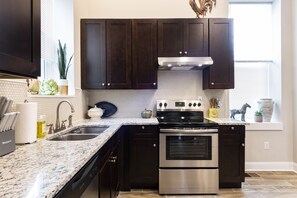 Kylskåp, mikrovågsugn, ugn och spishäll