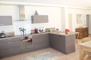 Réfrigérateur, four à micro-ondes, un four, surface de cuisson