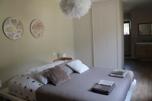 4 slaapkamers, een strijkplank/strijkijzer, reisbedje, gratis wifi